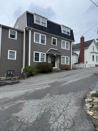 $1,975 | 9 Hillside Avenue, Unit 4, Marblehead, MA 01945