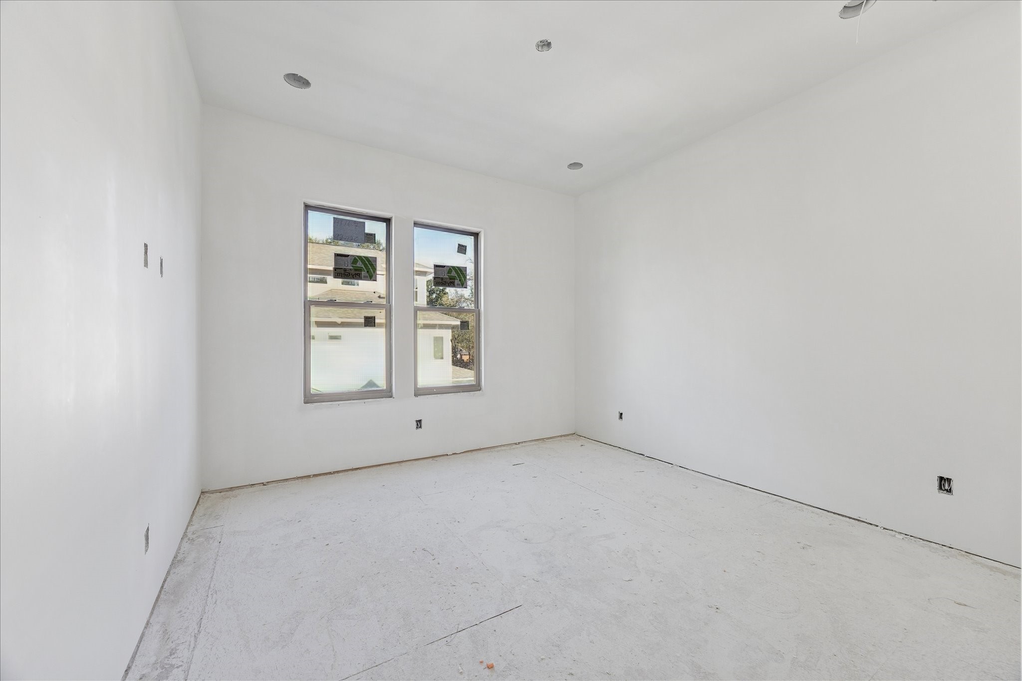 515 West 33rd Street Houston, TX 77018 - Photo 22 of 30 an empty room with windows