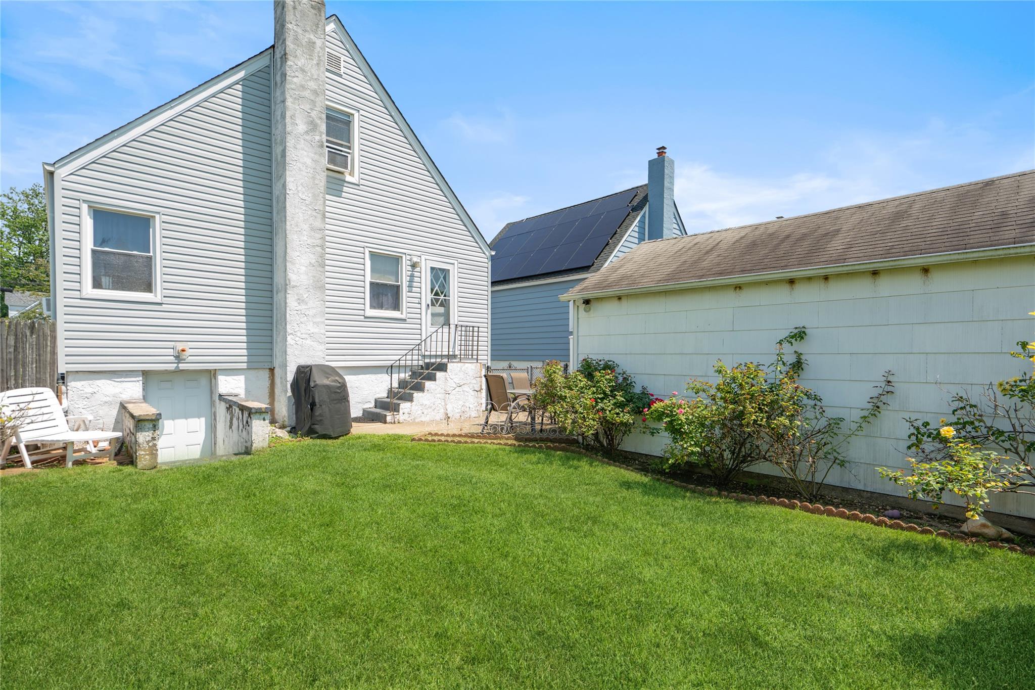 12 Westmoreland Road Merrick, NY 11566 - Photo 6 of 42 a house view with a garden space