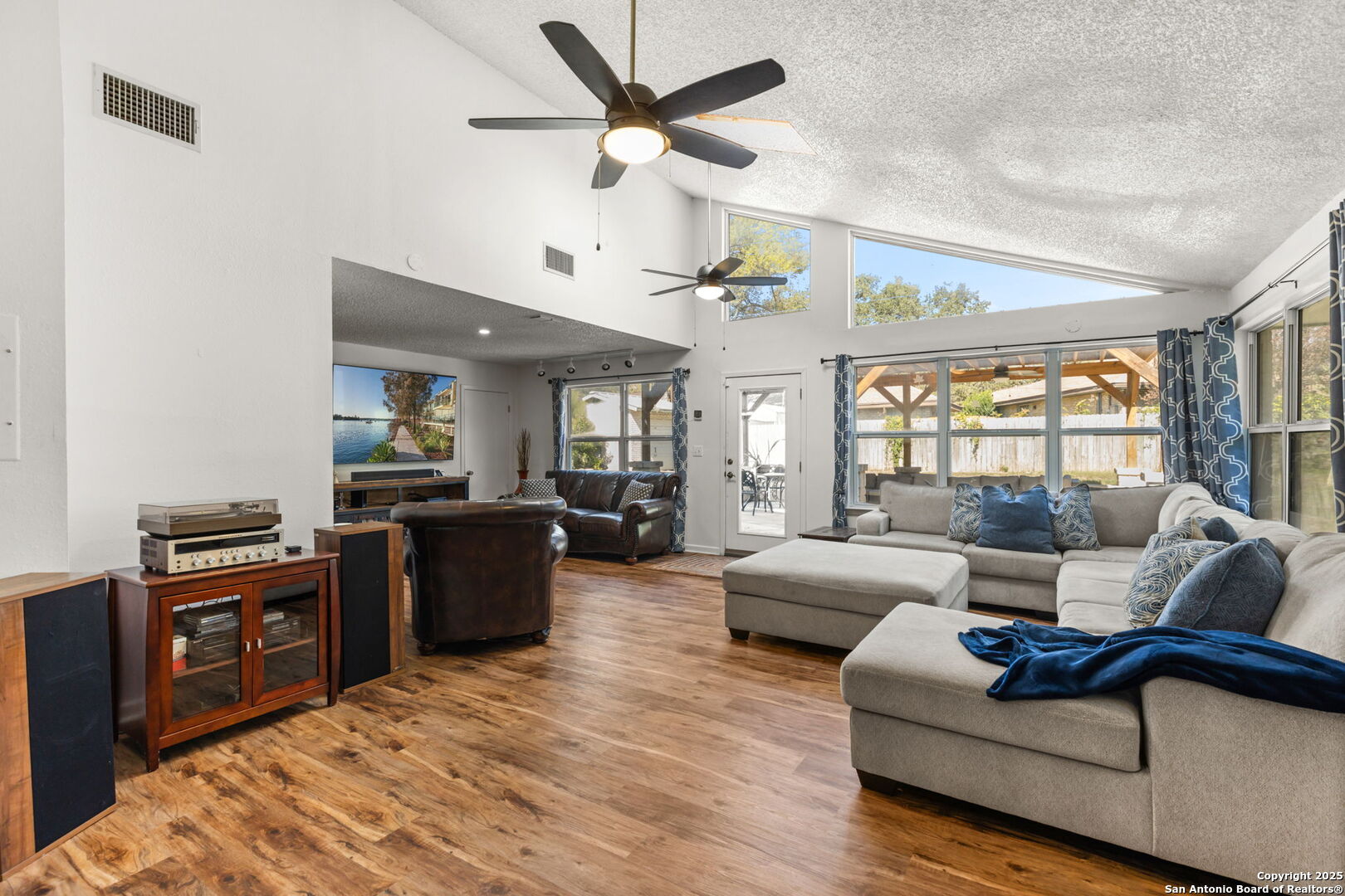 713 Fawndale Lane Windcrest, TX 78239 - Photo 16 of 31 a living room with furniture