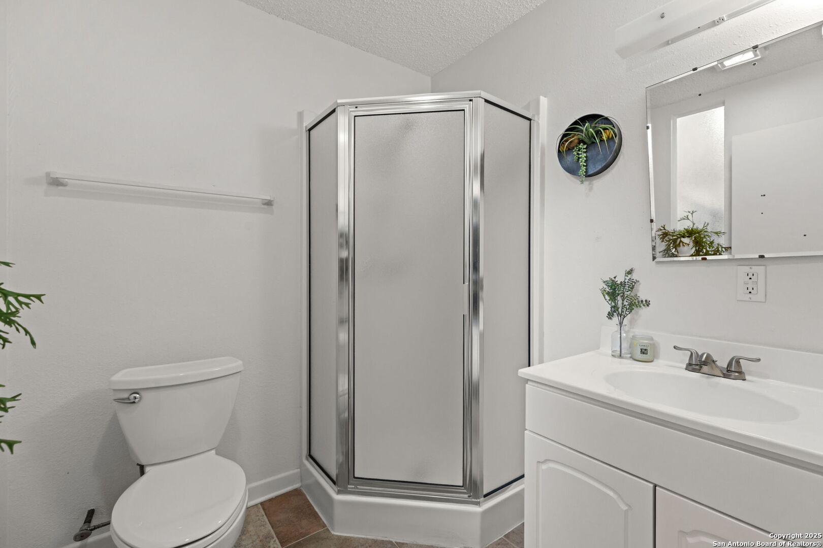 713 Fawndale Lane Windcrest, TX 78239 - Photo 20 of 31 a bathroom with a toilet a sink and a mirror