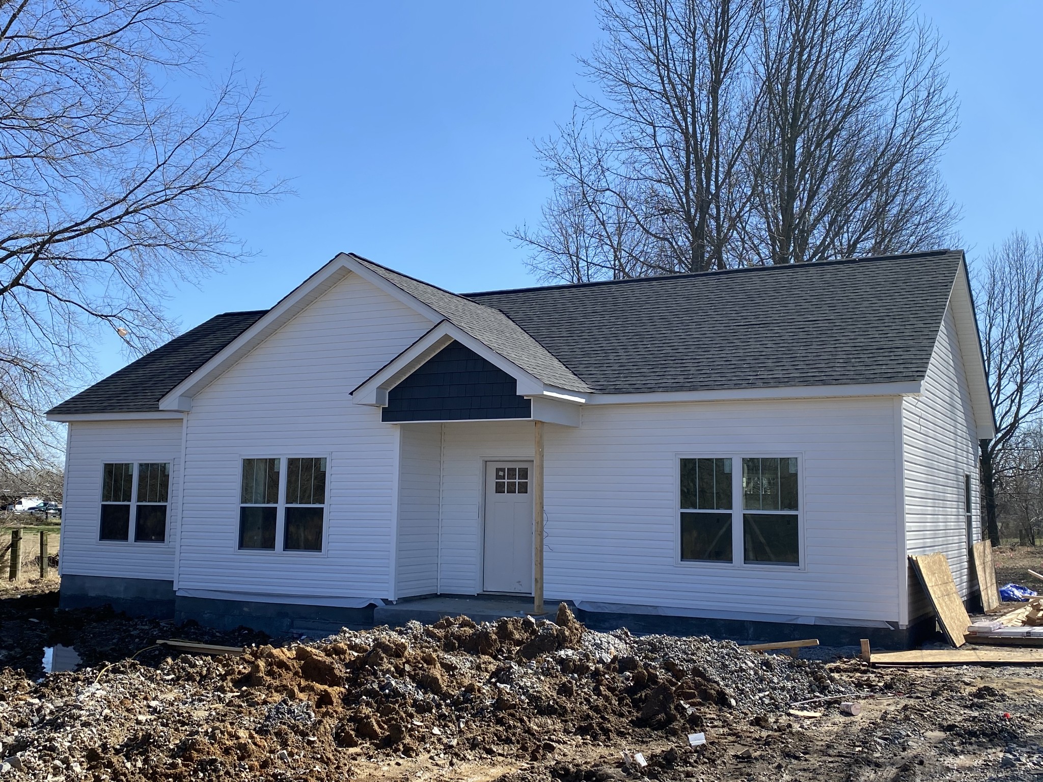 5249 Hugh Woodard Road Springfield, TN 37172 - Photo 1 of 11 a front view of a house