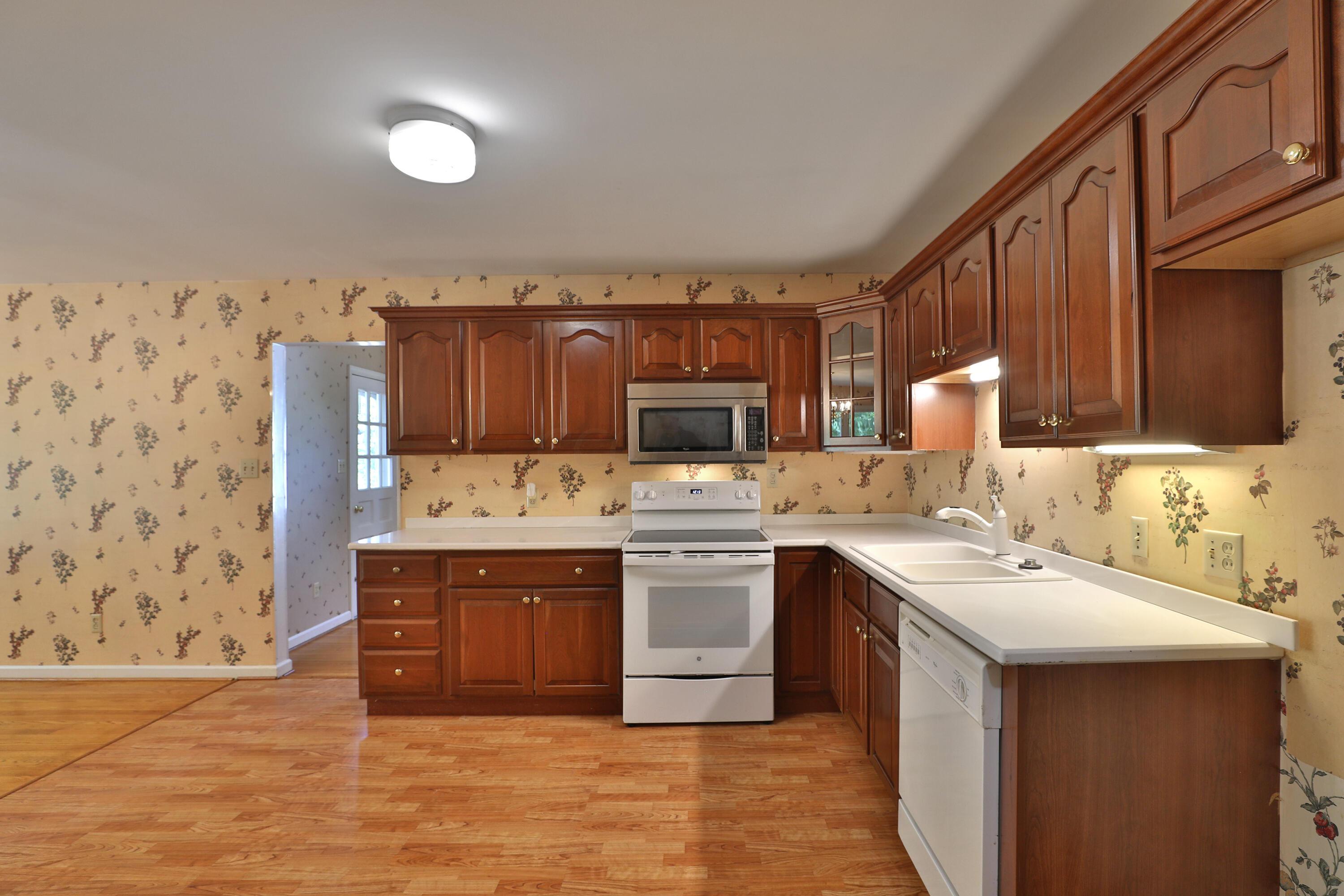 7646 Lee Road Westerville, OH 43081 - Photo 20 of 54 Kitchen