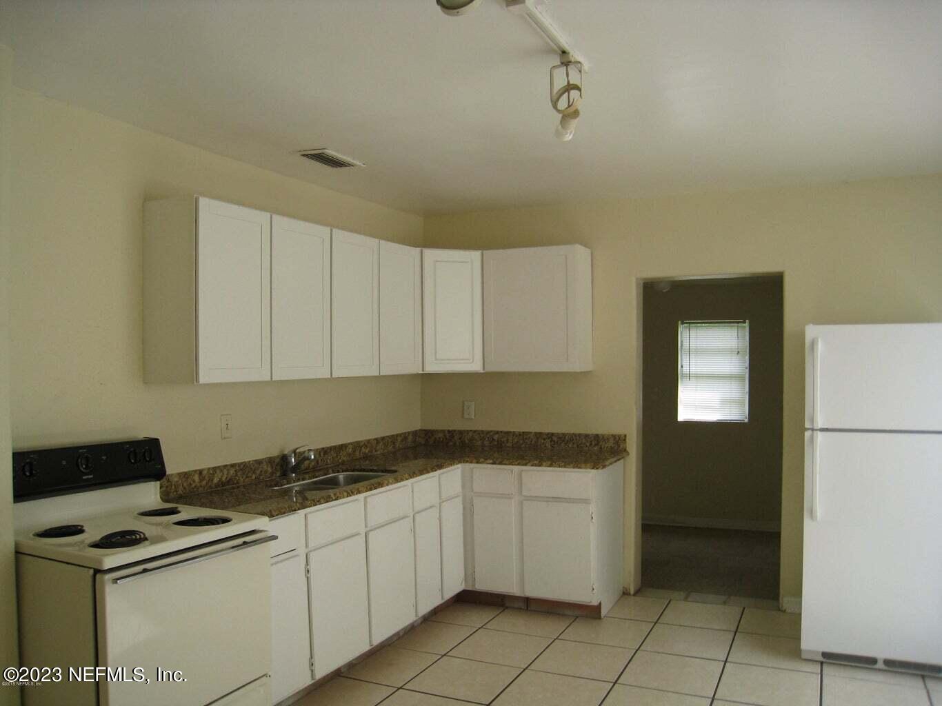 4526 Bedford Road Jacksonville, FL 32207 - Photo 3 of 19 20150702184159997246000000-o 1