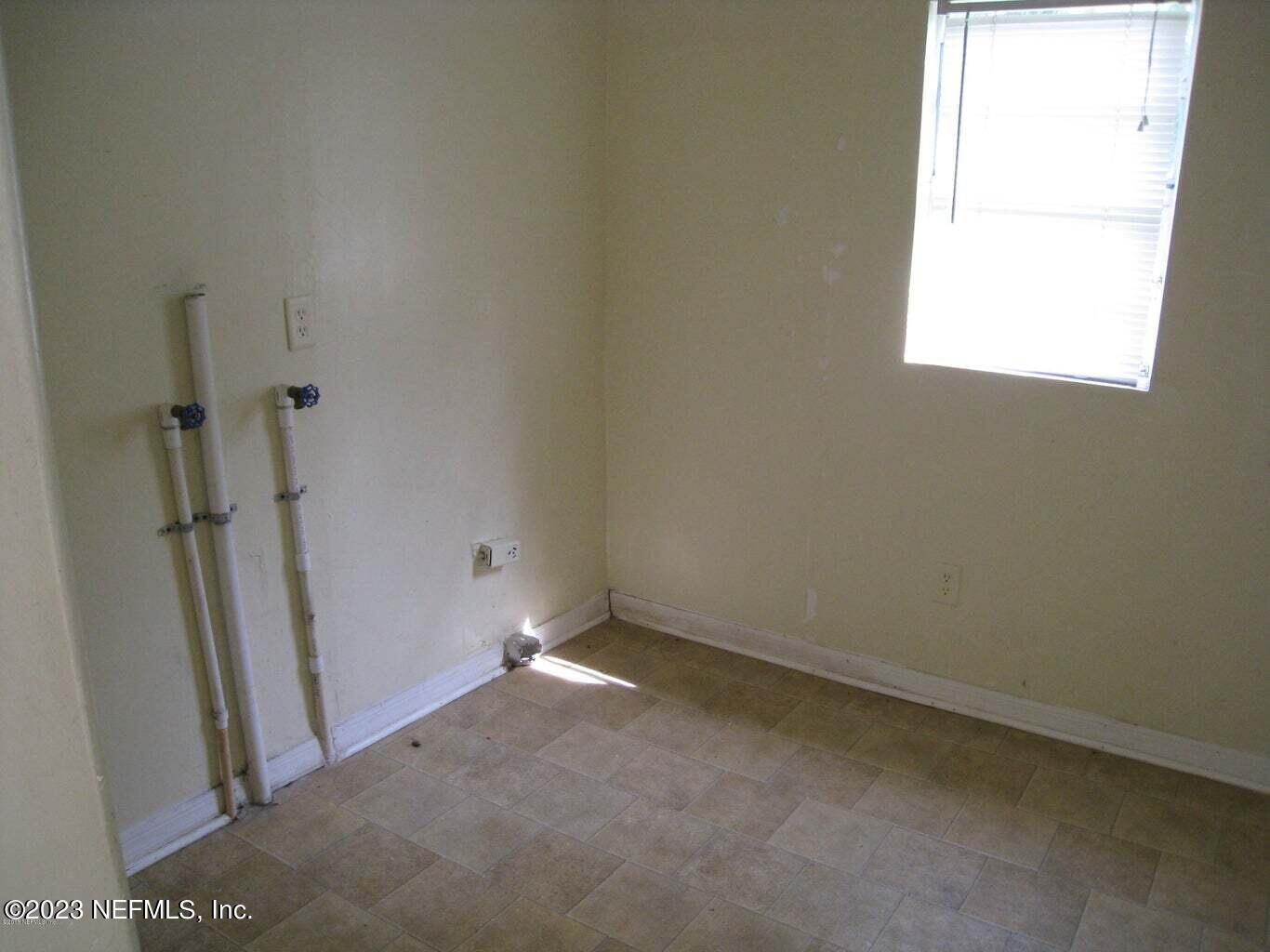 4526 Bedford Road Jacksonville, FL 32207 - Photo 9 of 19 LAUNDRY ROOM