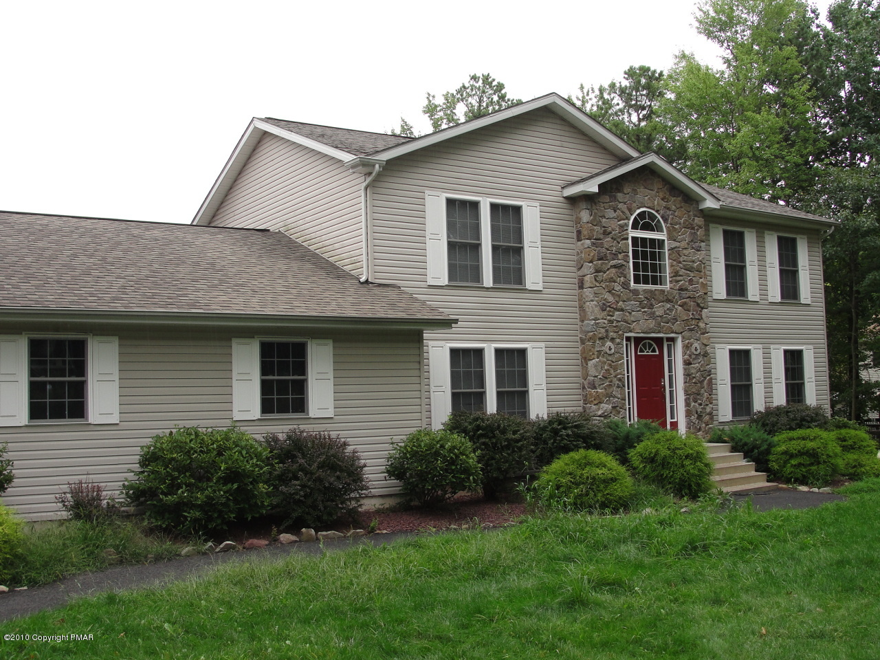 102 Pin Oak Road Stroudsburg, PA 18360 - Photo 1 of 5 FRONT
