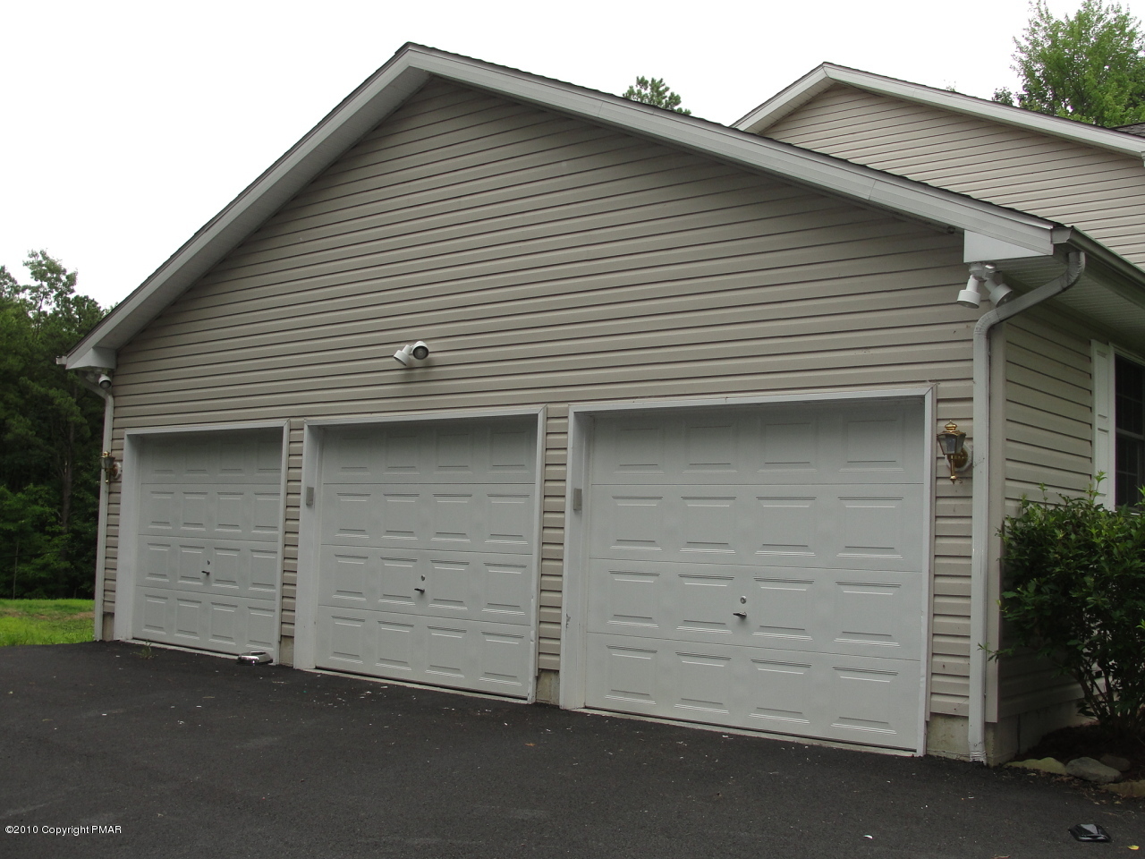 102 Pin Oak Road Stroudsburg, PA 18360 - Photo 3 of 5 SIDE