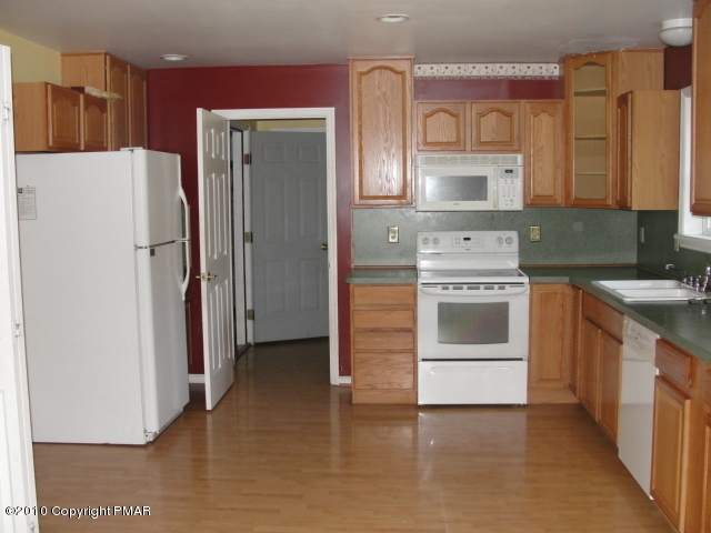 102 Pin Oak Road Stroudsburg, PA 18360 - Photo 4 of 5 KITCHEN