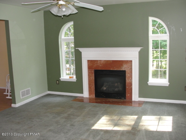 102 Pin Oak Road Stroudsburg, PA 18360 - Photo 5 of 5 LIVINGROOM