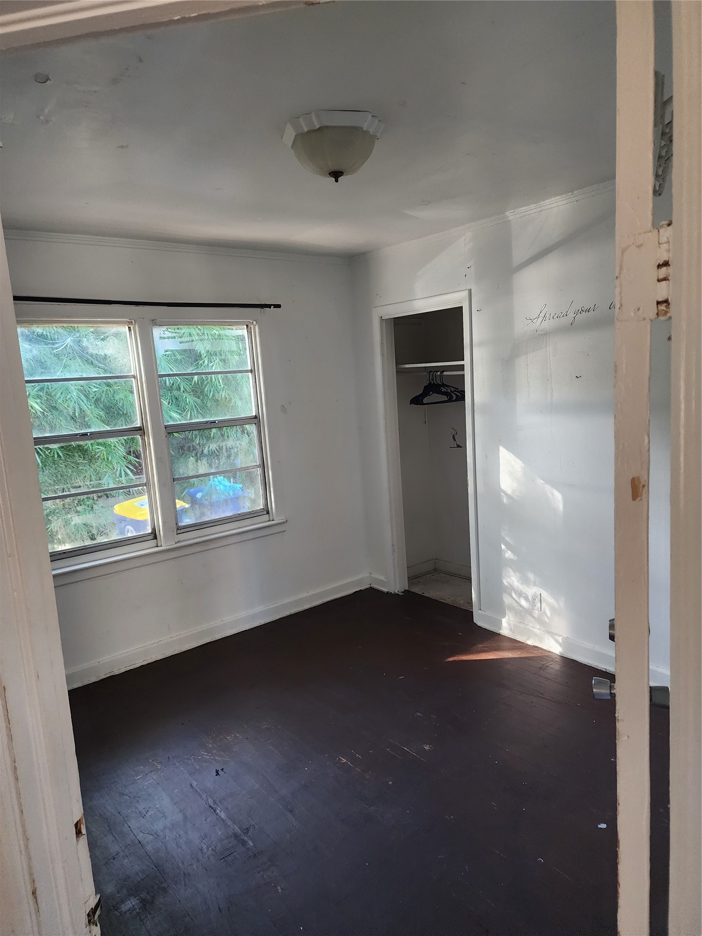 19 Oak Grove Place Fernandina Beach, FL 32034 - Photo 5 of 7 an empty room with windows and closet