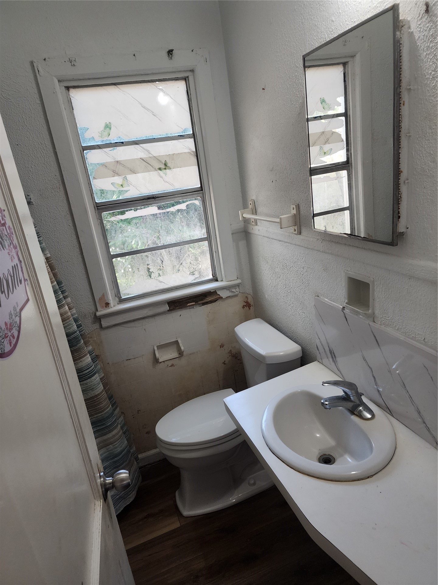 19 Oak Grove Place Fernandina Beach, FL 32034 - Photo 6 of 7 a bathroom with a toilet sink and mirror
