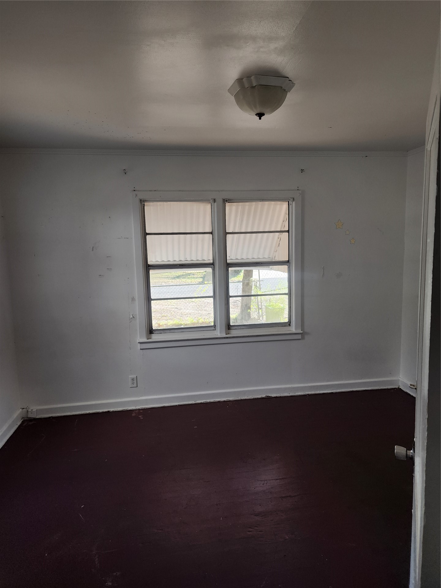 19 Oak Grove Place Fernandina Beach, FL 32034 - Photo 7 of 7 a view of an empty room with wooden floor and a window