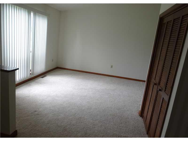 554 Country Club Road Washington, PA 15301 - Photo 4 of 24 Living Room.