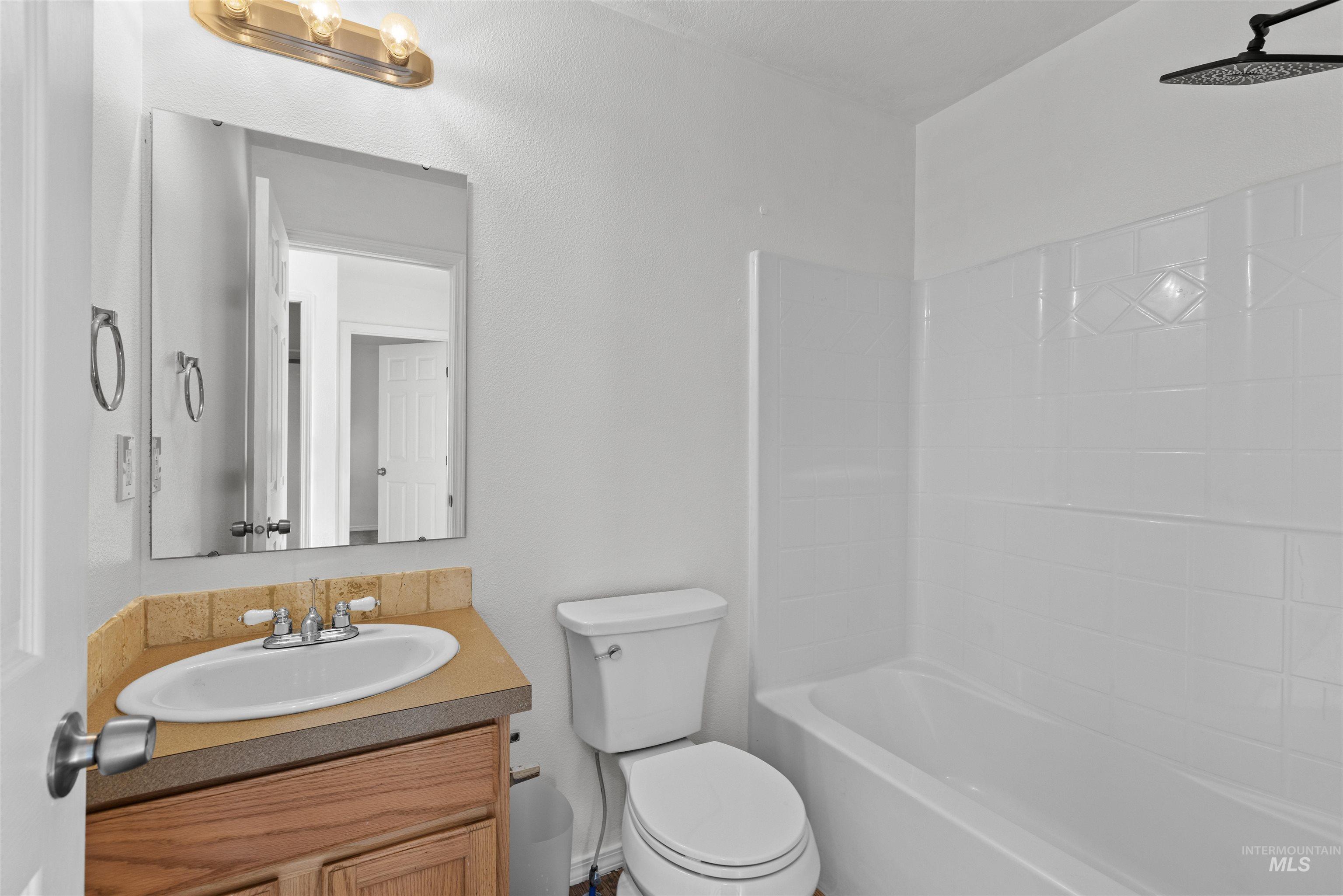 16535 Chino Avenue Caldwell, ID 83607 - Photo 17 of 26 Bathroom with vanity and shower / washtub combination