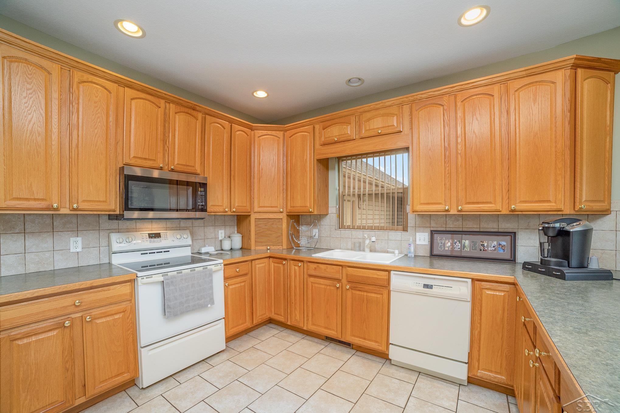 7572 Geddes Road Saginaw, MI 48609 - Photo 9 of 25 50122582-8.JPG