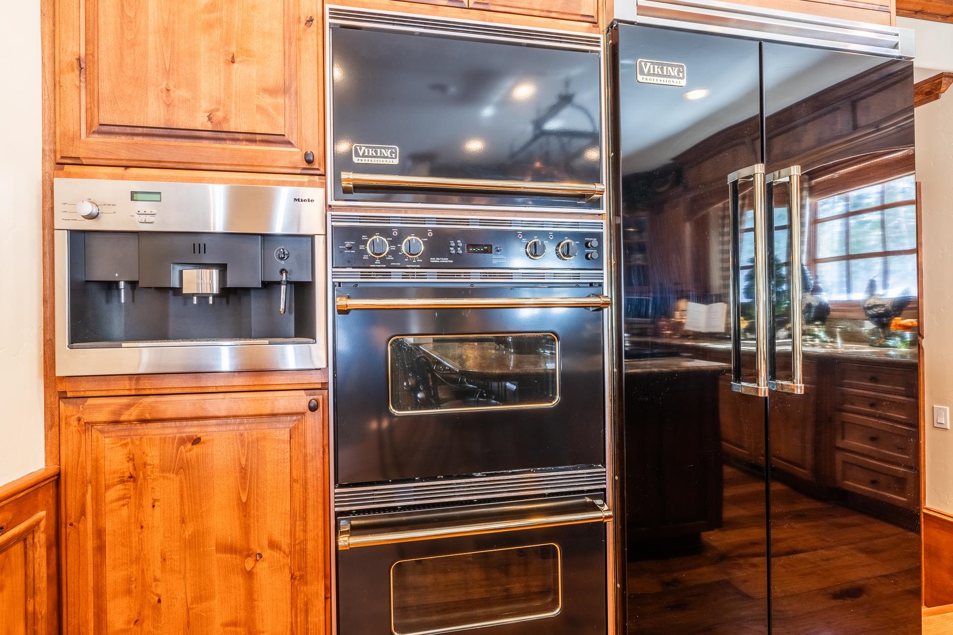 105 Northstar Circle Mammoth Lakes, CA 93546 - Photo 13 of 49 a stove top oven sitting inside of a kitchen