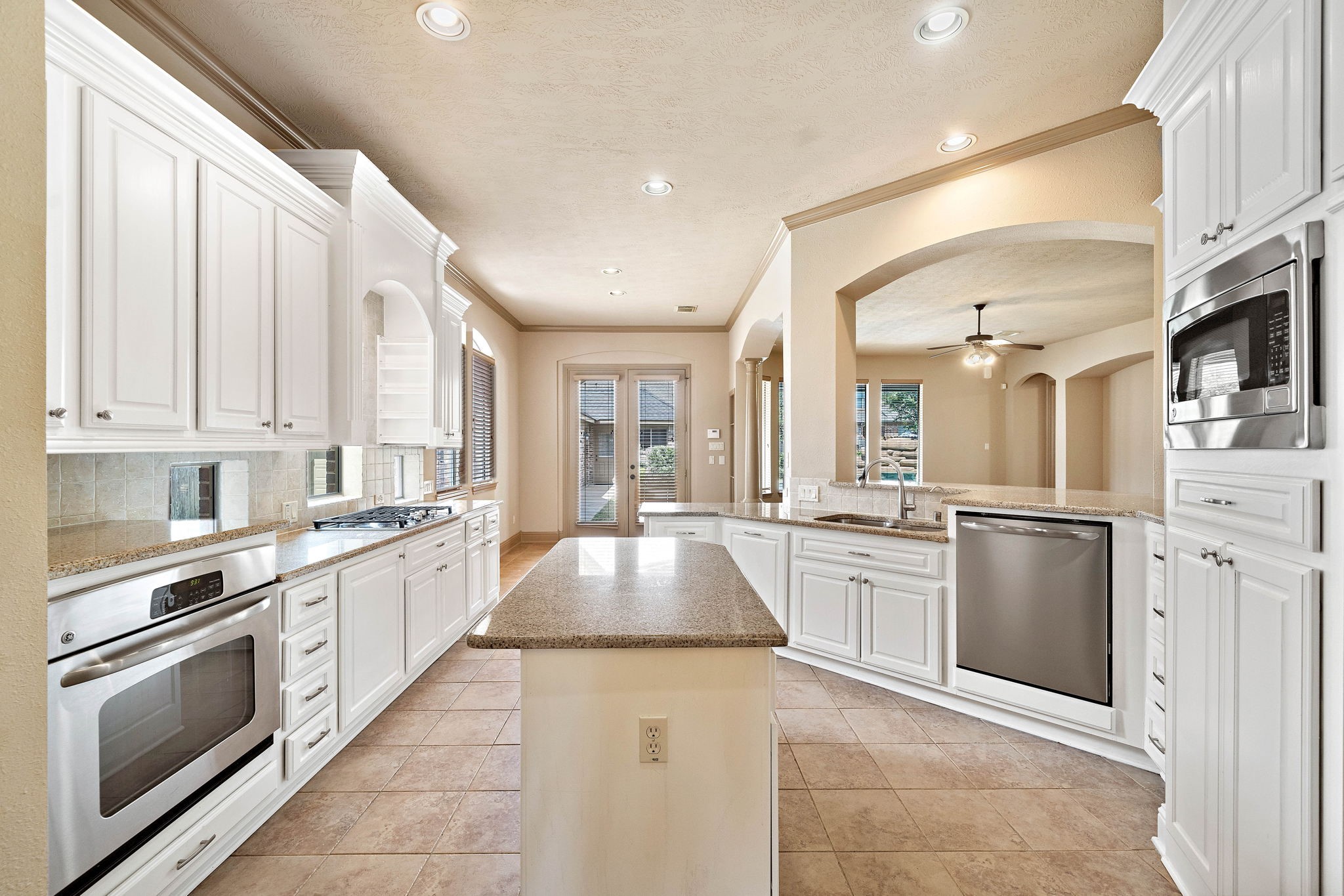 10015 Cinco Ridge Drive Katy, TX 77494 - Photo 4 of 17 a large kitchen with stainless steel appliances granite countertop a stove and a refrigerator