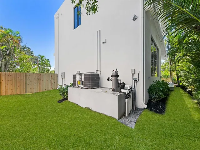 a view of a back yard