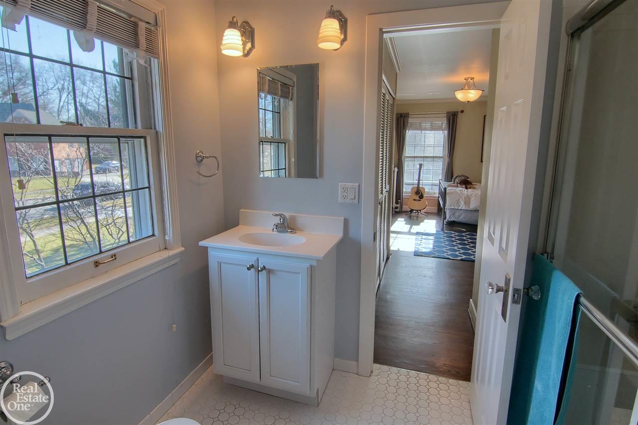 1033 Bishop Road Grosse Pointe, MI 48230 - Photo 22 of 37 31313611-21.JPG