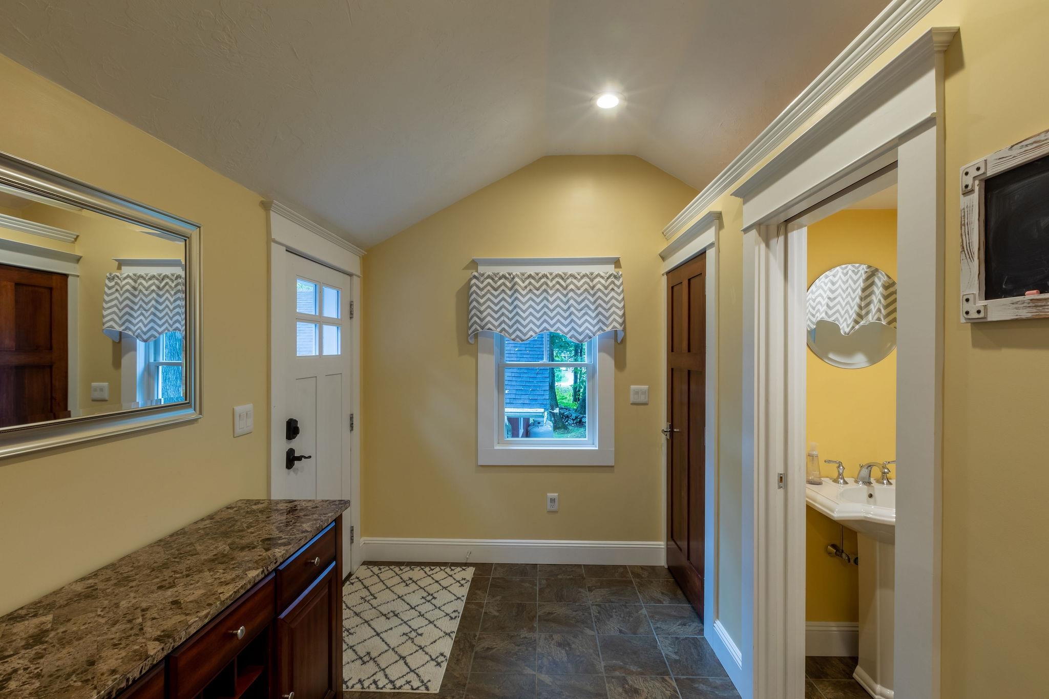 124 Bluff Street Salem, NH 03079 - Photo 5 of 38 Gallery Image 5