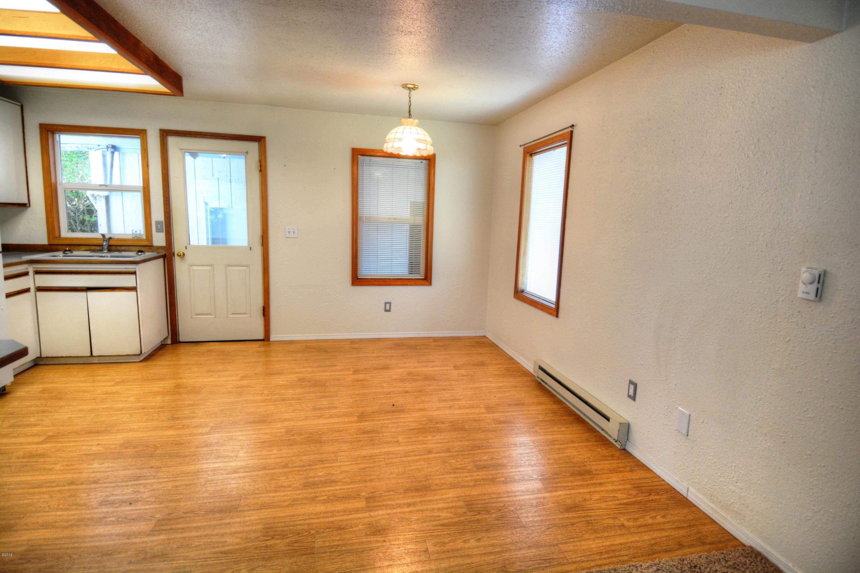 529 Southwest 5th Street Newport, OR 97365 - Photo 8 of 14 Dining Area