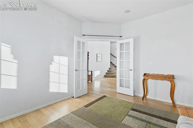 a view of an empty room and bathroom with mirror