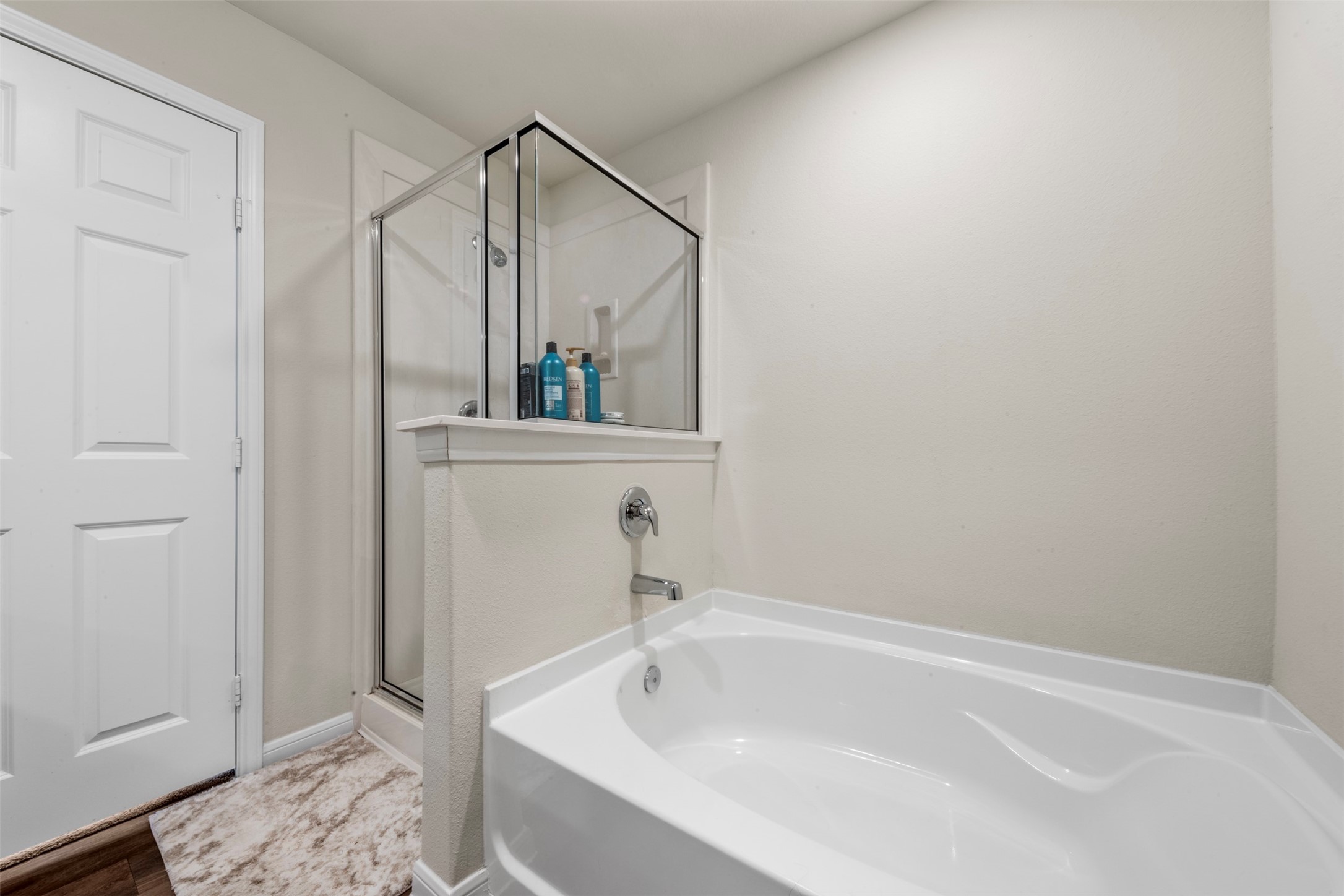 4611 Prairie Chase Drive Houston, TX 77069 - Photo 20 of 44 a bathroom with a bathtub and a window