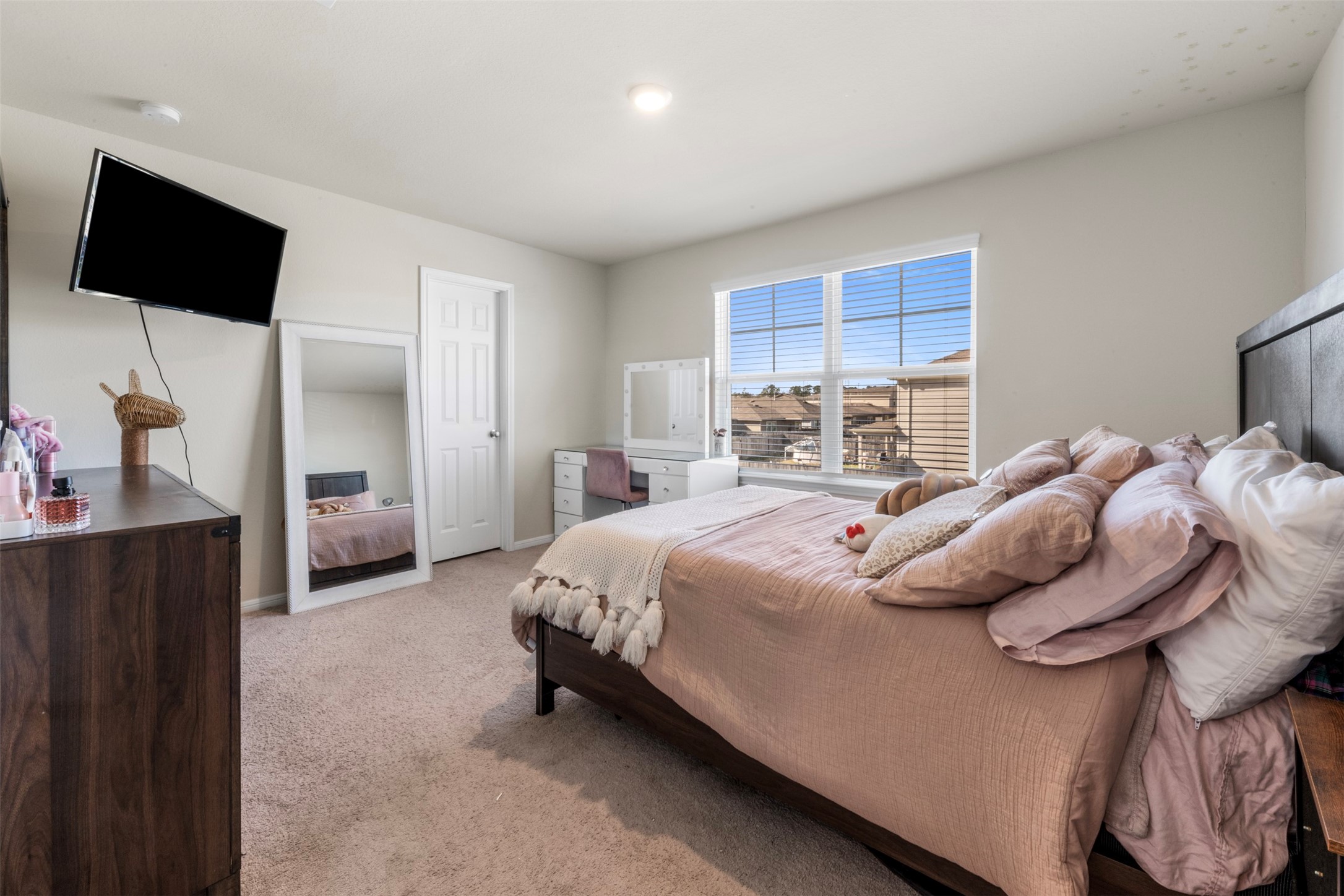4611 Prairie Chase Drive Houston, TX 77069 - Photo 25 of 44 a bedroom with a bed and a flat screen tv