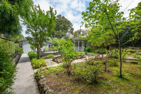 a view of yard with green space