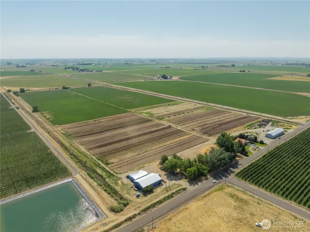 a view of a tennis court