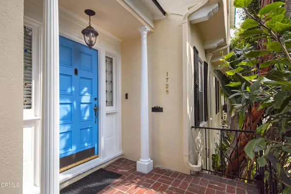 a view of entryway with bathroom