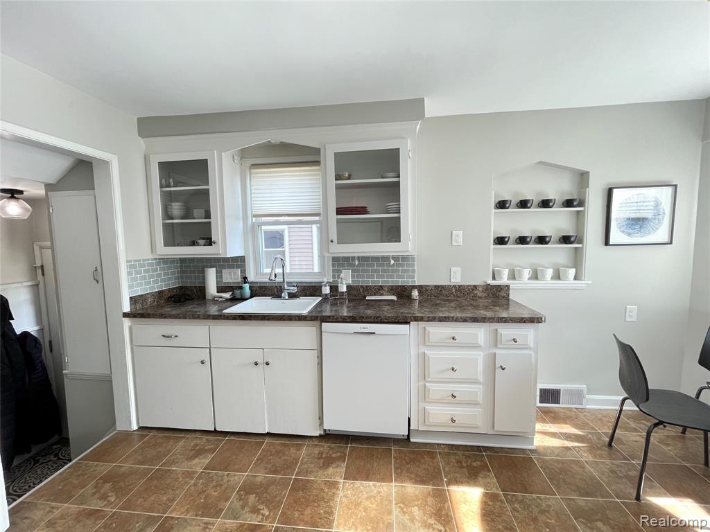1610 Eaton Road Berkley, MI 48072 - Photo 19 of 61