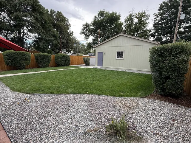 a view of a house with a yard