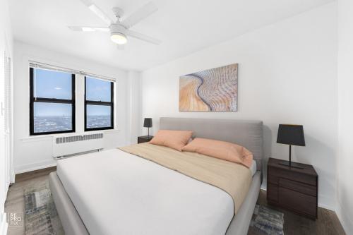 6230 North Kenmore Avenue, Unit 1107 Chicago, IL 60660 - Photo 5 of 10 a bedroom with a bed and a painting on the wall