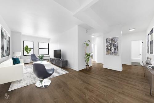 6230 North Kenmore Avenue, Unit 1107 Chicago, IL 60660 - Photo 8 of 10 a view of a livingroom with furniture and wooden floor