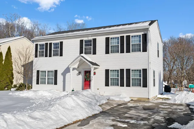 a view of entryway and kitchen