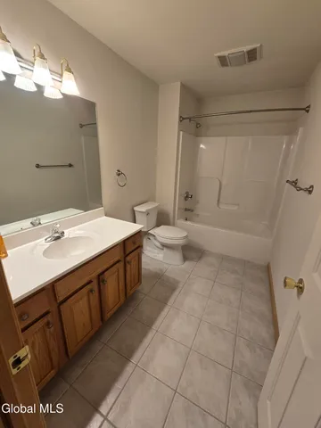 $2,700 | 8 Red Maple Lane, Unit B, Halfmoon, NY 12065