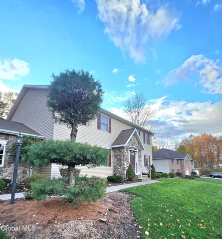 $2,700 | 8 Red Maple Lane, Unit B, Halfmoon, NY 12065