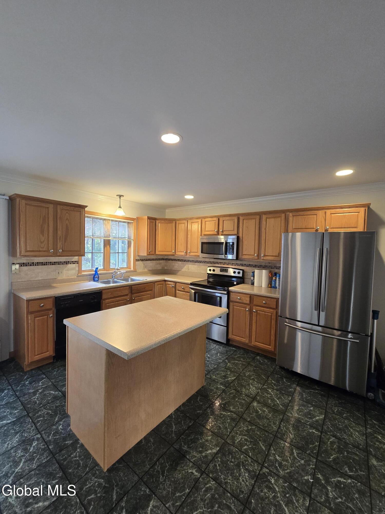 8 Red Maple Lane, Unit B Halfmoon, NY 12065 - Photo 4 of 18 20251024_161345