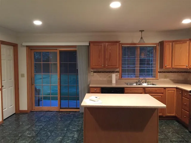 $2,700 | 8 Red Maple Lane, Unit B, Halfmoon, NY 12065