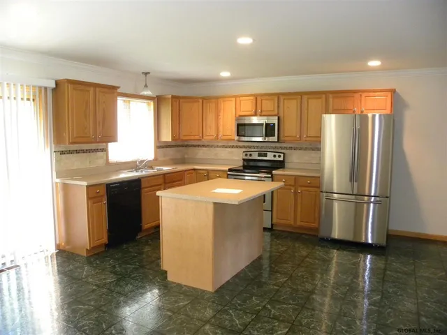 $2,700 | 8 Red Maple Lane, Unit B, Halfmoon, NY 12065