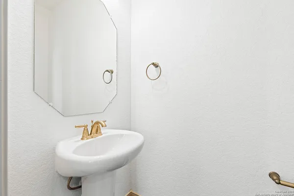 $1,595 | 7523 Gramercy Way, Unit 101, San Antonio, TX 78253