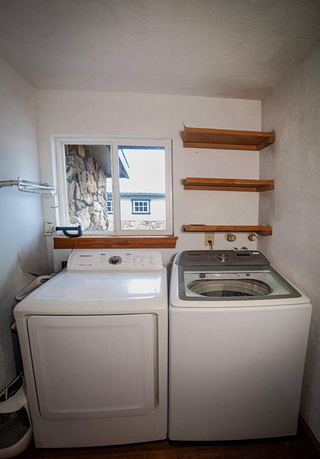 26695 Horsell Road Bend, OR 97701 - Photo 24 of 33 a utility room with dryer and washer