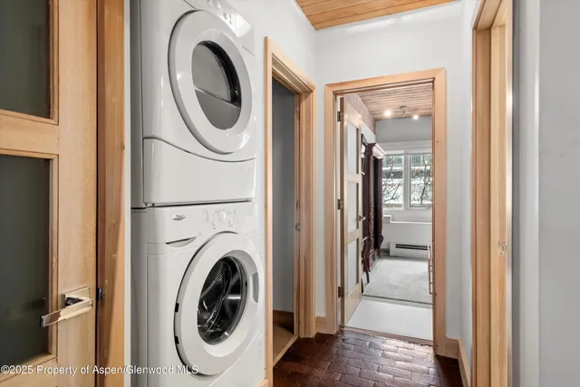 a view of a bedroom with washer and dryer