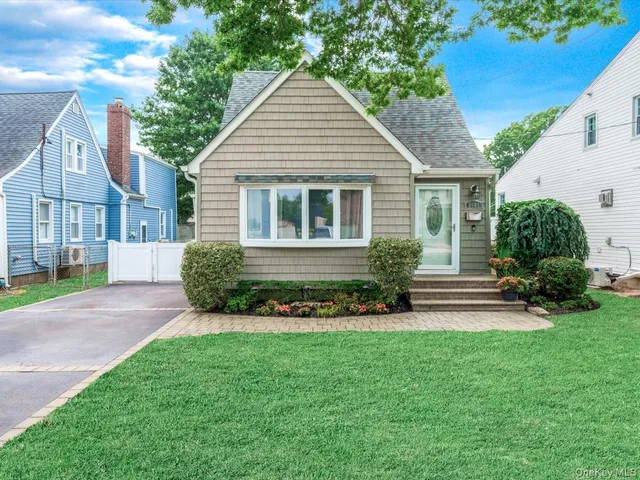 a view of a house with a yard and plants