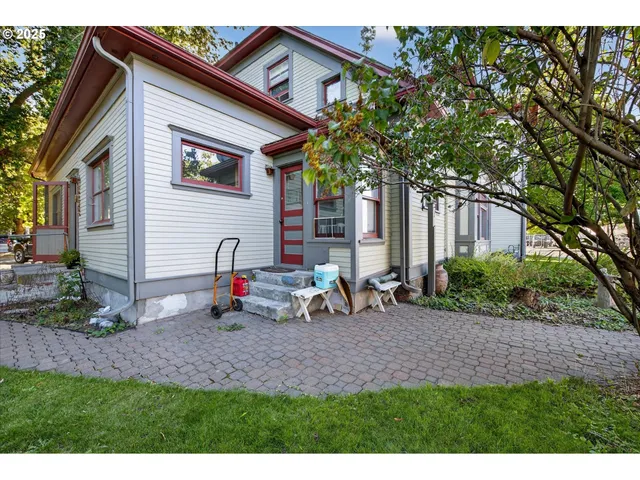 a view of a house with backyard and sitting area