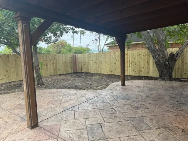 a view of a backyard