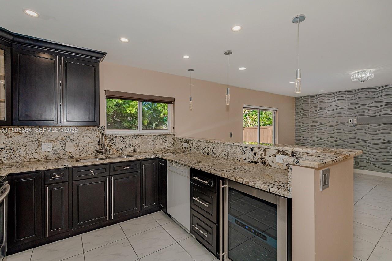 401 Southwest 76th Terrace Pompano Beach, FL 33068 - Photo 10 of 31 Photo 10