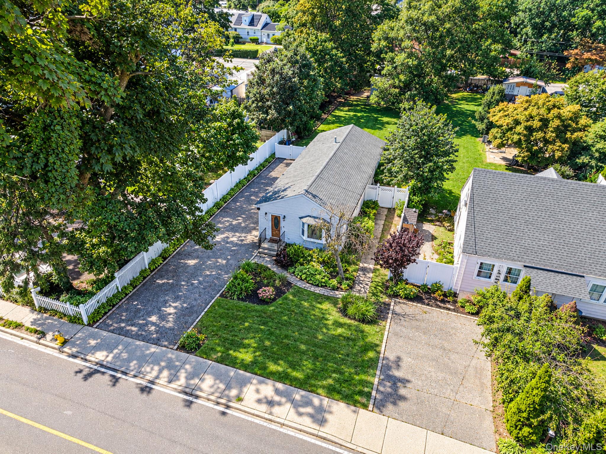 182 Commack Road Deer Park, NY 11729 - Photo 1 of 30 Gallery Image 1