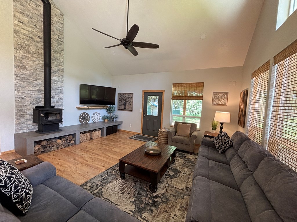32 Shay Road Cascade, ID 83611 - Photo 11 of 40 Vaulted ceilings